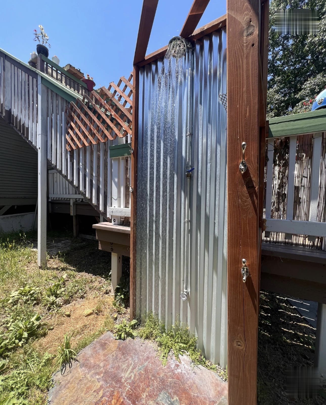 The outdoor shower behind the studio